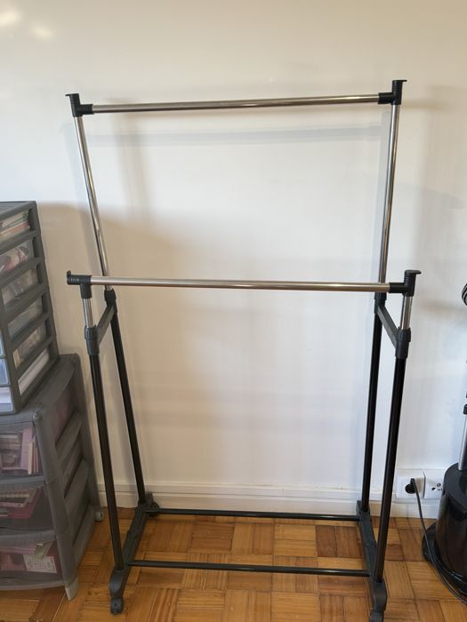 Cavalete em metal com barra dupla ajustável