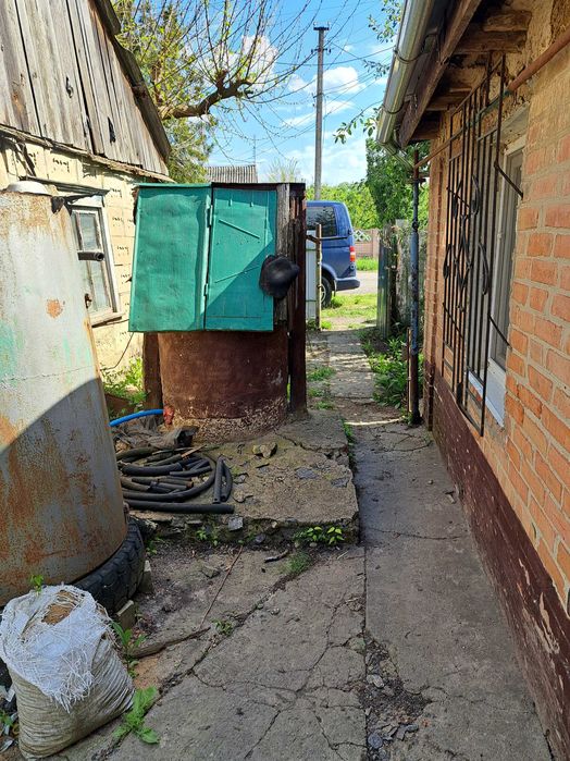 Житловий будинок з меблею та побутовою технікою.