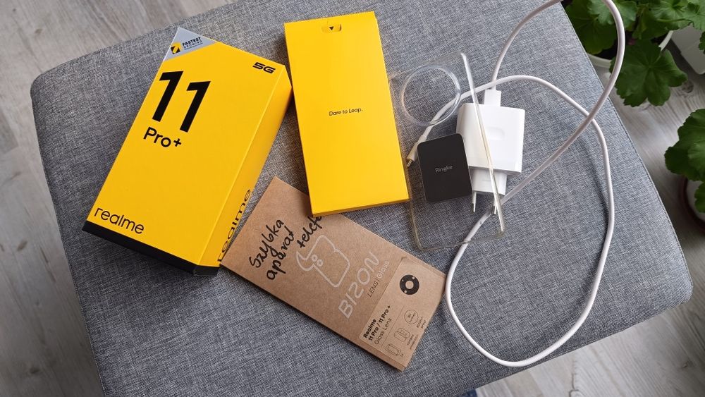 Telefon komórkowy z akcesoriami