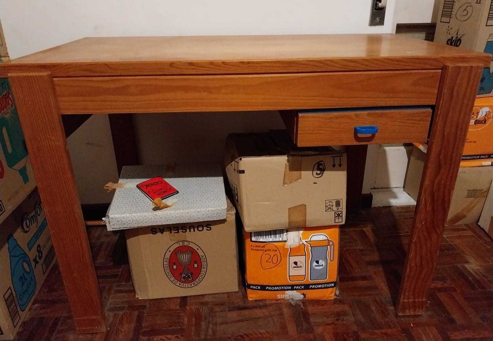 Secretária com gaveta