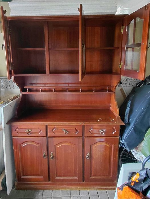 Louceiro em madeira com portas com vidro, gavetas e armários em baixo