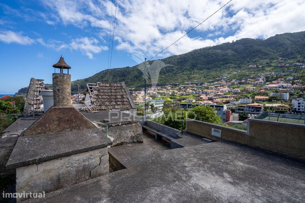 Moradia T2 por recuperar em Machico com terreno de 610m2