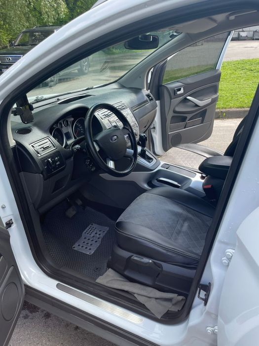 Авто Ford Kuga 2012 офіційний.