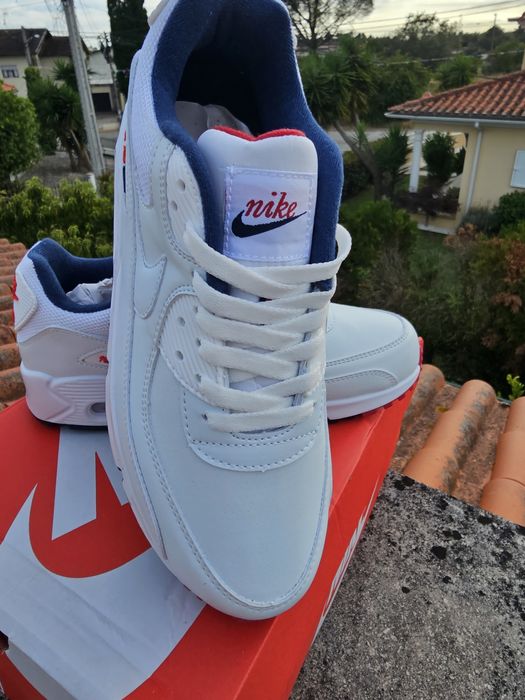 Nike Air Max 90
Branco/Azul/Vermelho -
Tamanho 42 -