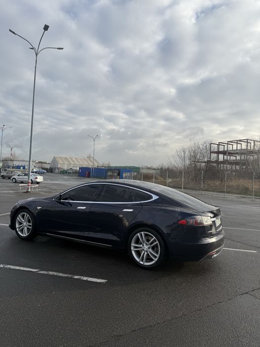 Тесла модел с 85кв перфоменс