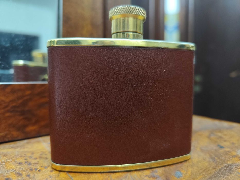 Garrafa de bolso feita em Inglaterra, com presilha para o cinto.