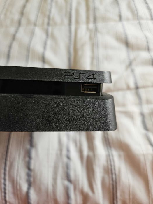 PS4 SLIM como novo (1TB) + 3 Jogos