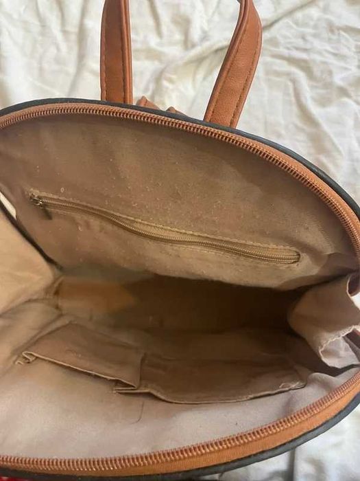Mochila / Mala com detalhes em dourado