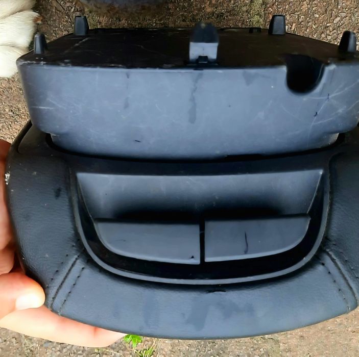 Продам підлокітник до KIA CARENTS 03 б/у.