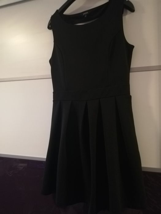 Sukienka czarna na szerokich ramionach r 40