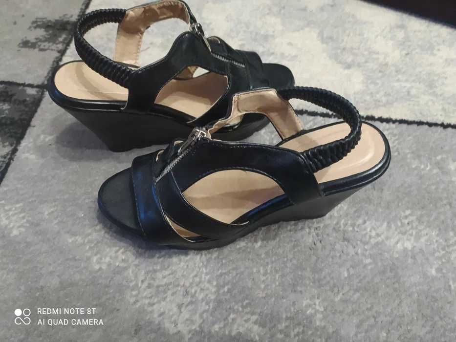 sandałki damskie na koturnie