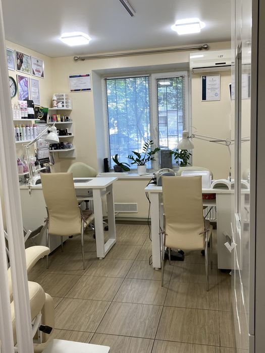 Потрібен перукар та майстер манікюру. Парикмахер.