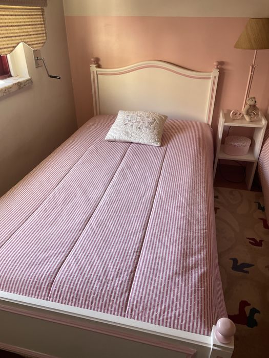 Duas camas individuais em madeira lacadas branco e rosa c/ Edredons,colchões e estrados