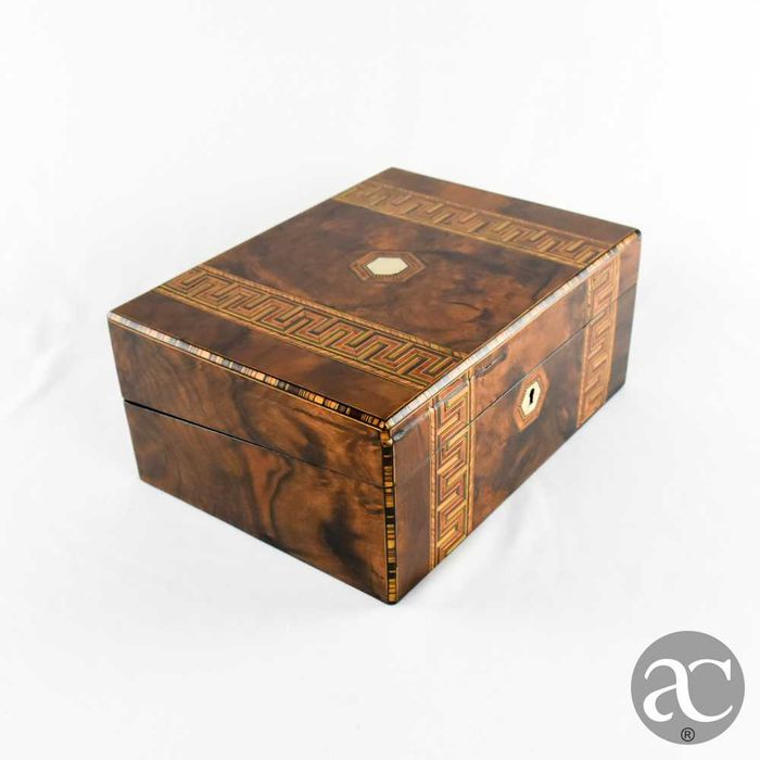 Caixa de fabrico Inglês, início séc. XIX madeira exótica com embutidos