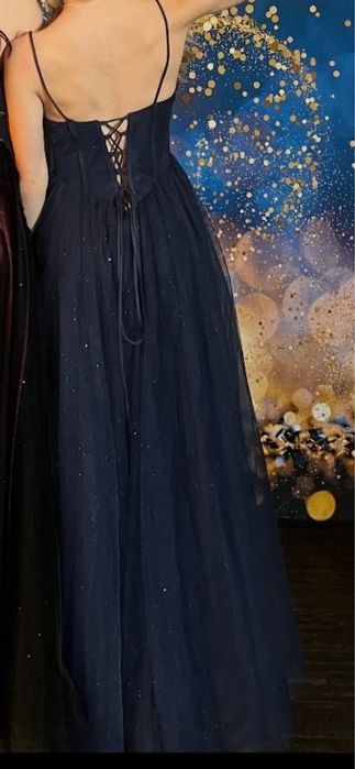 Świecąca sukienka na studniówkę