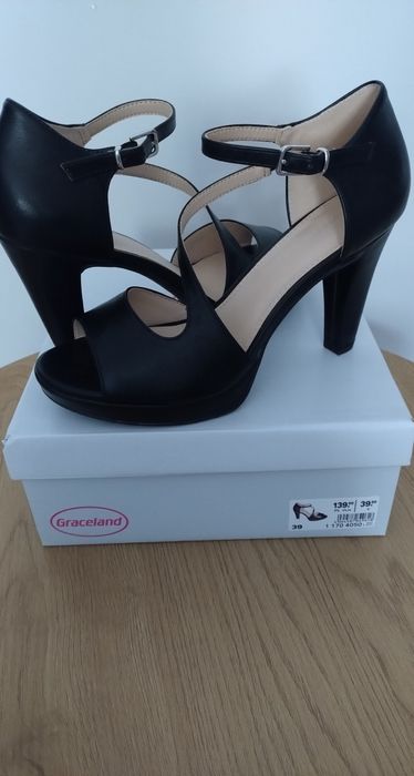 Czarne   obcasy Deichmann