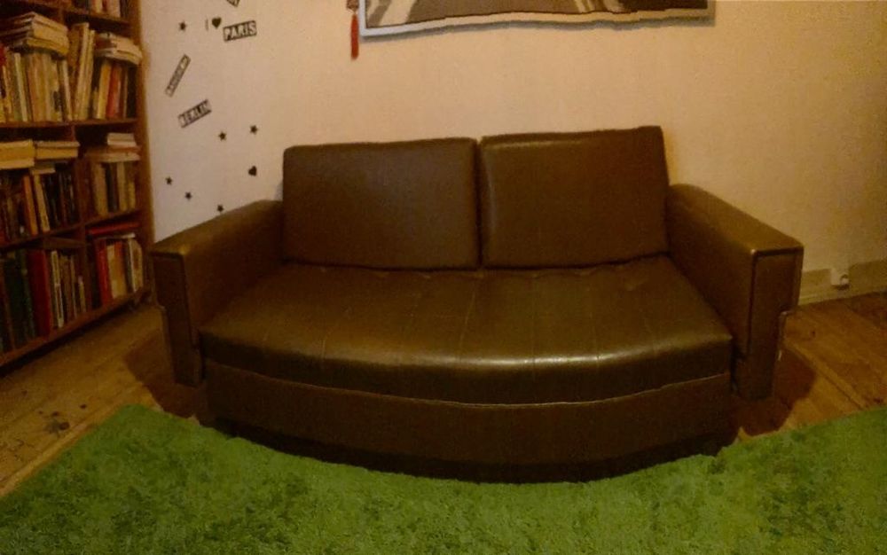 Sofá cama antigo 2 lugares em pele