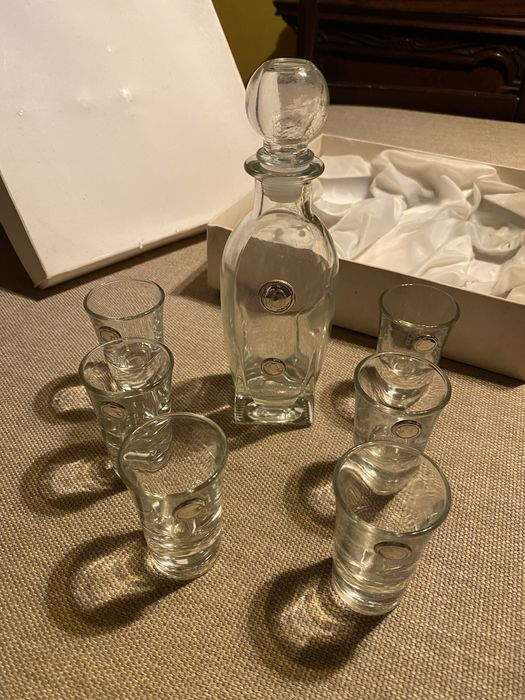 Conjunto de licor com aplicações em prata. Garrafa e seis copos.