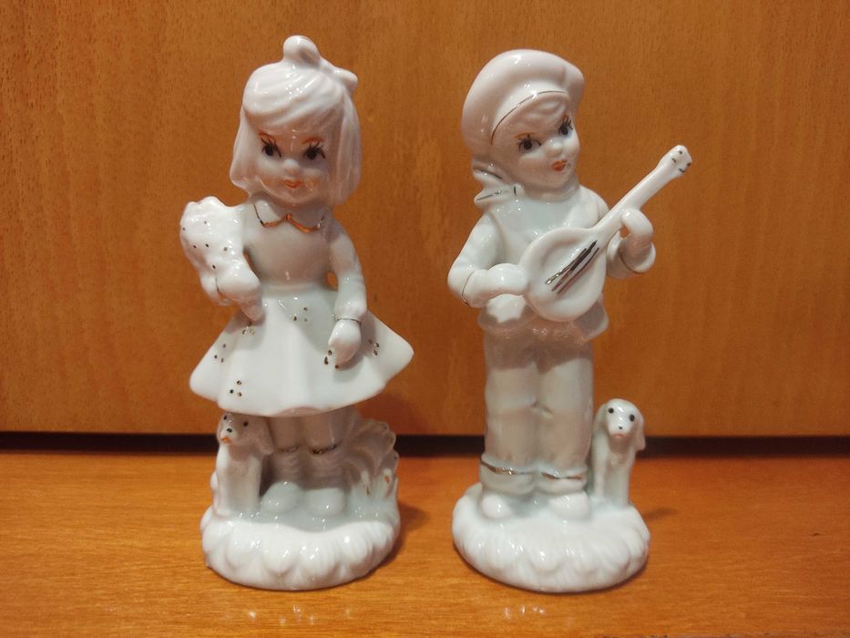 Figuras de porcelana: menina segurando flores e menino tocando bandolim