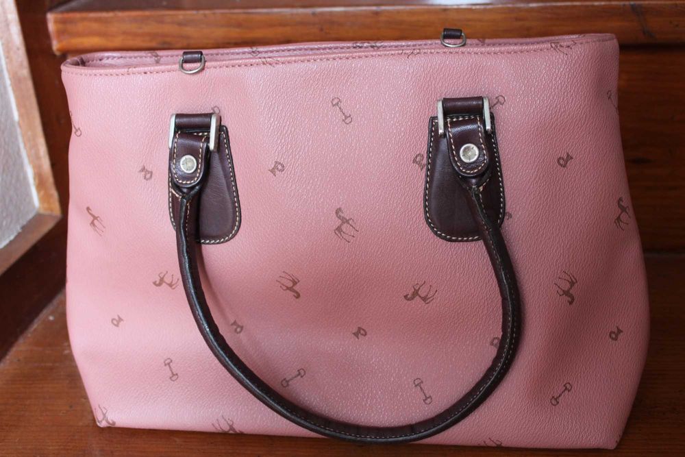 Mala em pele em excelente estado, da marca espanhola Petusco