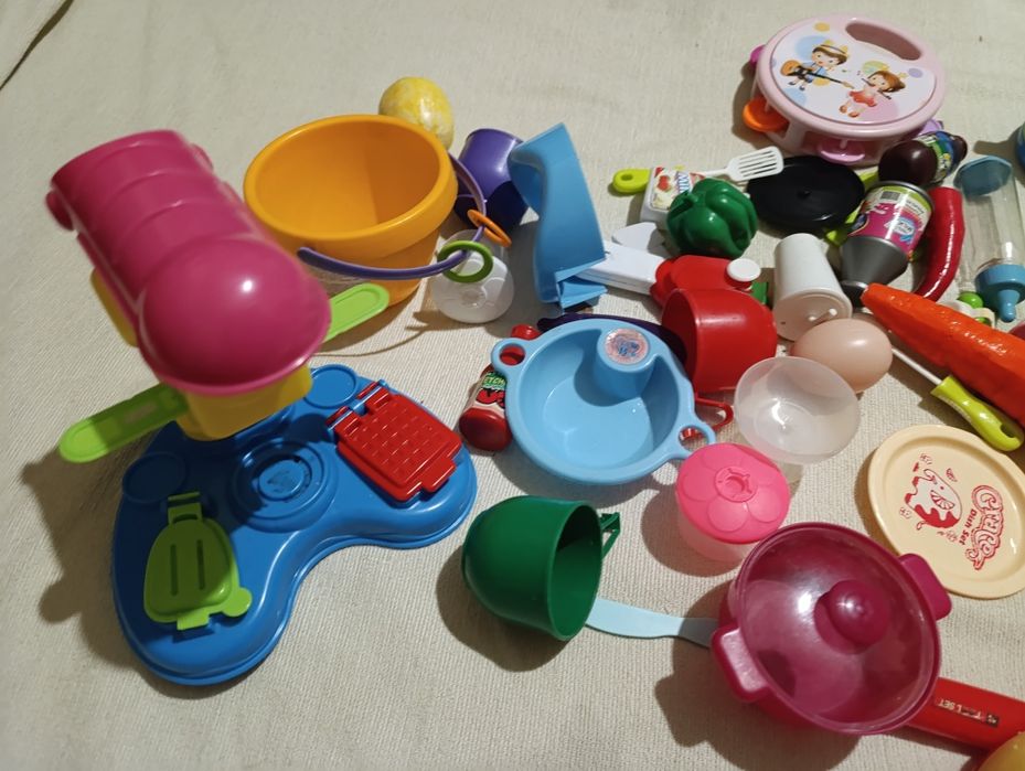 Большой ящик кукольной посуды, аксессуаров, фруктов