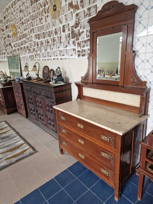 Móvel antigo tipo cómoda
