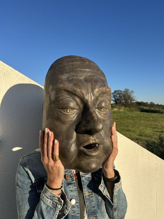 Escultura de parede em grés