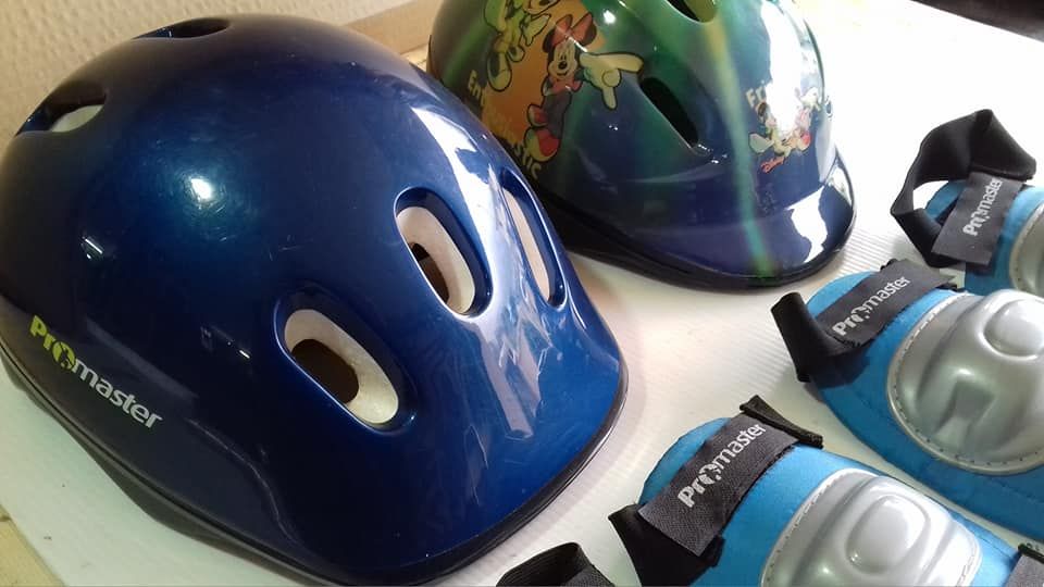 Dois capacetes e dois pares de joelheiras como novos.