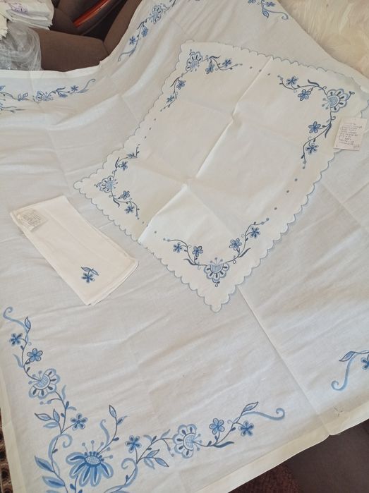 Комплекти та скатерти для стола