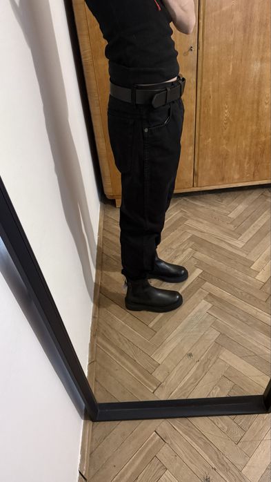 Czarne spodnie proste wrangler jeansy