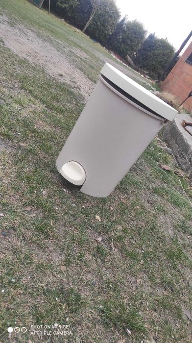 beżowy kosz na śmieci