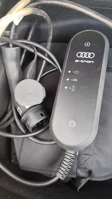 Carregador portátil Audi e-tron original (Type 2 / trifásico) – como novo