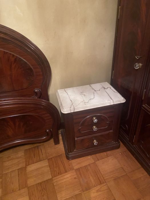 Mobilia de casal em mogno