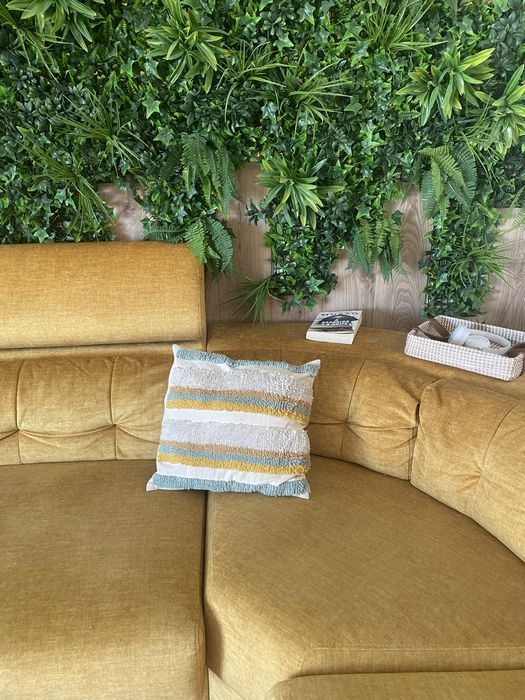 Sofa em U amarelo torrado