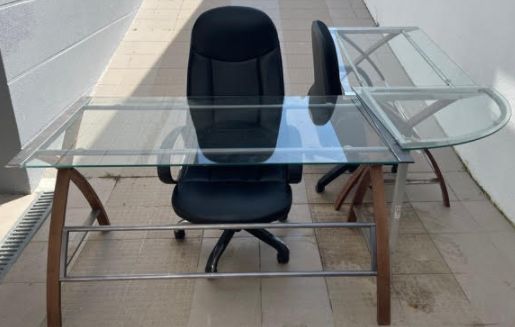 Mesas de escritório / Cadeiras