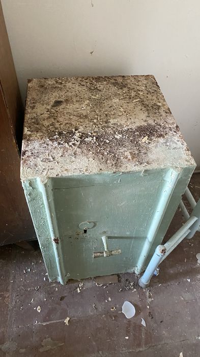 Сейфы и металический шкаф