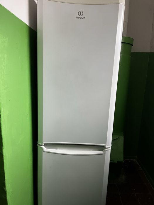 Холодильник INDESIT ( на запчасти )