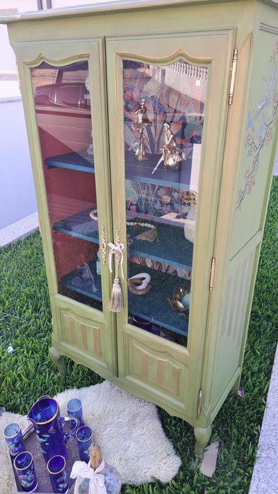 Vitrine verde, azul e pessego