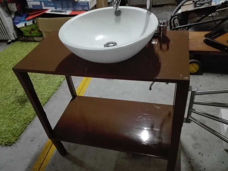 Vendo um lavatório-Móvel