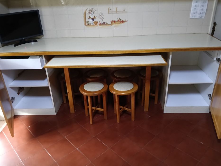 Mesa de cozinha encastrada em balcão