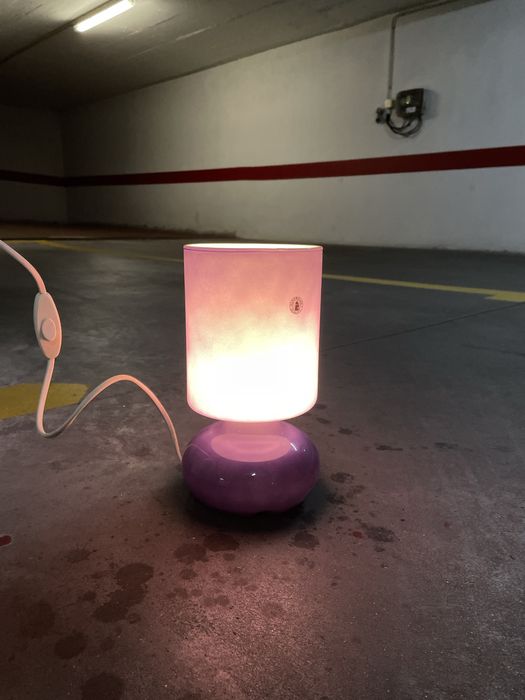 Candeeiro mesa de cabeceira roxo