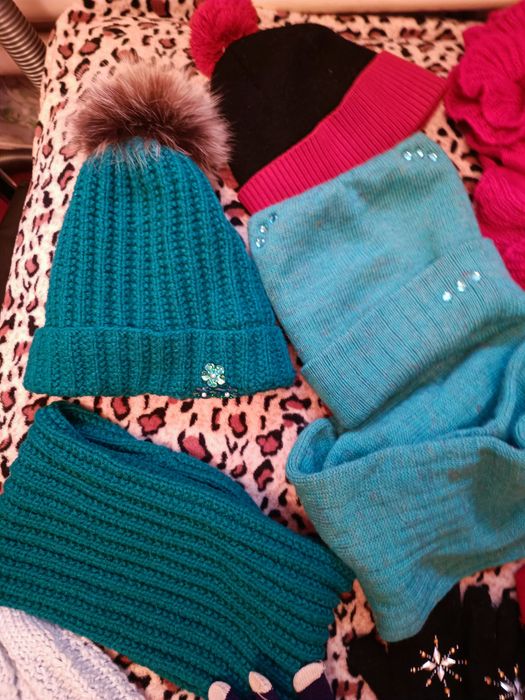 Шапки, шарфы, береты, перчатки.