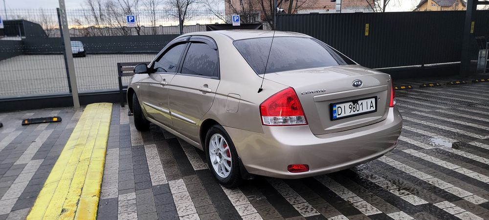 Продам авто кіа  в гарному стані світлий салон