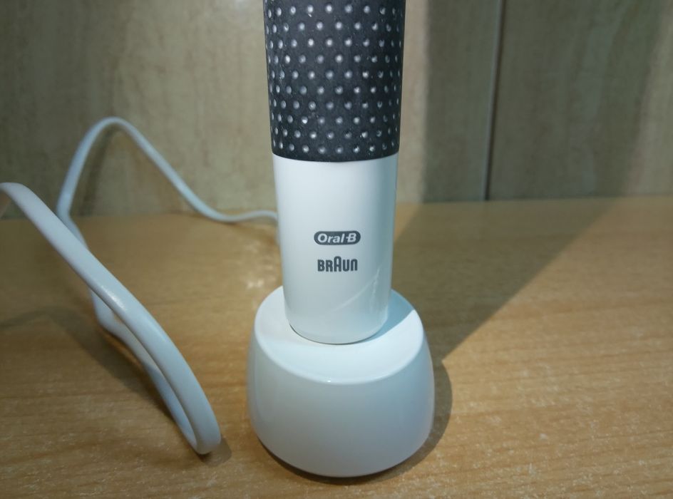 Szczoteczka elektryczna do zębów Braun Oral-B + ładowarka