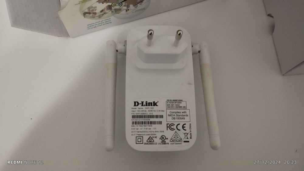 Repetidor d link com a caixa e os manuais de intrucoes.