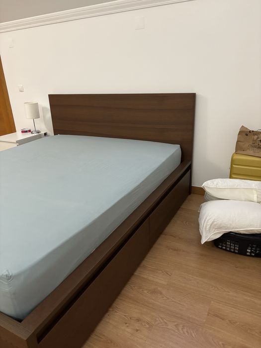 Cama casal MALM com gavetas