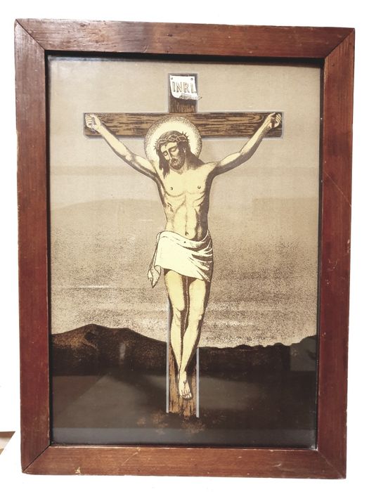 Antigo quadro com imagem de Cristo crucificado fluorescente