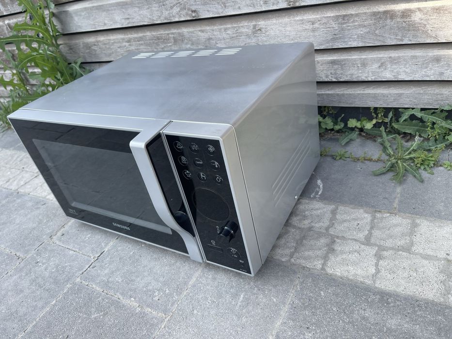 Мікрохвильова піч Samsung CE1185UB.