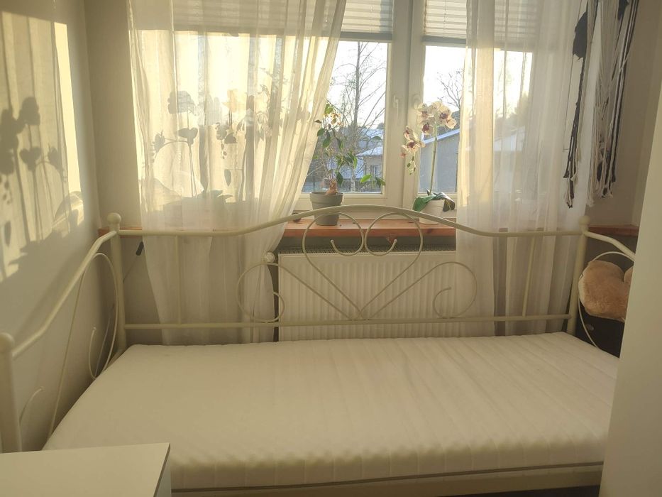 Łóżko metalowe jysk z materacem leżanka