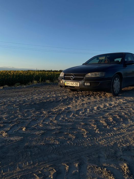 Продам опель омега Б, присутній торг біля капоту.